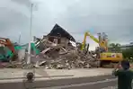 kantor-gubernur-sulbar-yang-hancur-akibat-gempa-akhirnya-dibersihkan.jpg