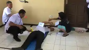 Saat-Proses-Rekonstruksi-Terlihat-Pelaku-Menyayat-Pergelangan-Tangan.jpg