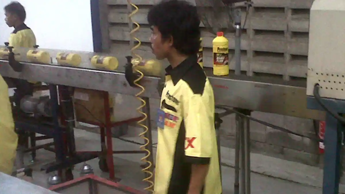 Melihat Proses Produksi Oli Prestone 