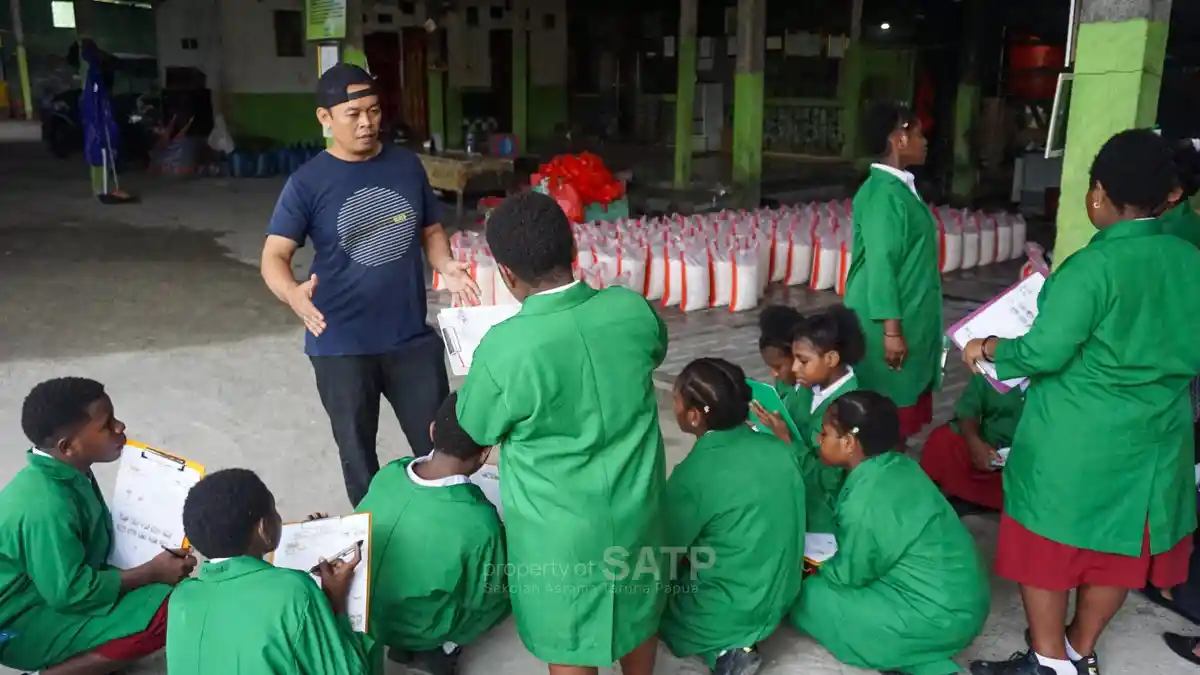 Siswa Kelas 6 SD Taruna Papua Belajar Mengolah Sagu di Pabrik CV Makmur ...
