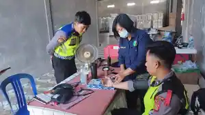 Subsatgas-Dokes-Polres-Bangli-saat-melakukan-pemeriksaan-kesehatan.jpg