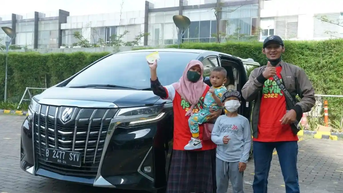 Keluarga Beruntung, Mudik Gratis Naik Mobil Mewah Alphard dari Alfagift