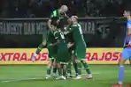 Pemain-Persebaya-merayakan-gol.jpg