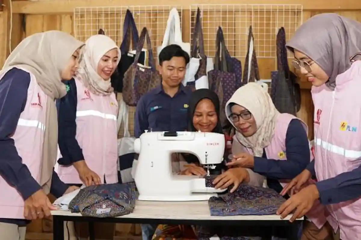 Kurangi Limbah Tekstil, Srikandi PLN NTB Daur Ulang Seragam Lama
