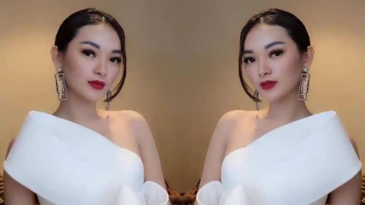 Zaskia Gotik Pamer Liburan ke Paris, Begini Penampilannya Saat di Depan Menara Eiffel