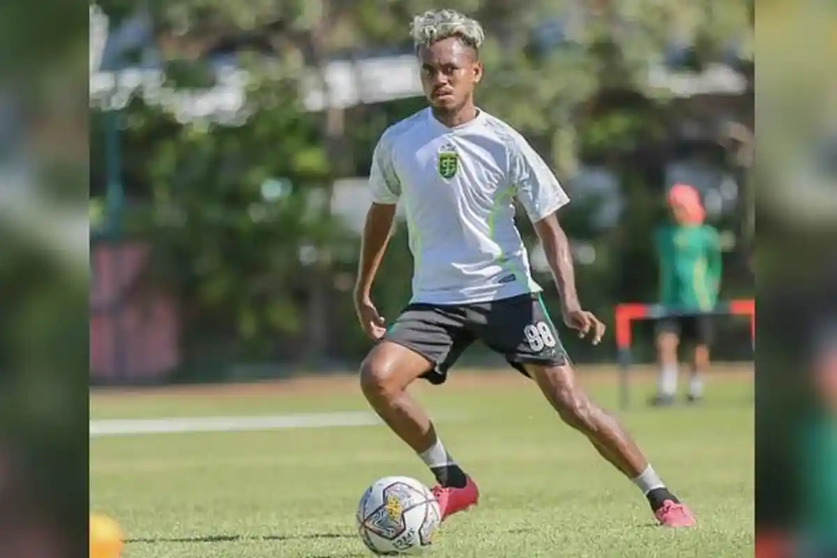 Aji Santoso Bicara Peluang Mainkan Alwi Slamat Sejak Awal Persebaya Hadapi Rans Nusantara FC