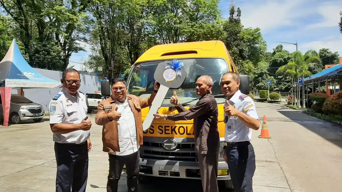 Irwan Serahkan Bantuan Bus Sekolah Kemenhub Kepada Stiper Kutai Timur Melalui Aspirasinya