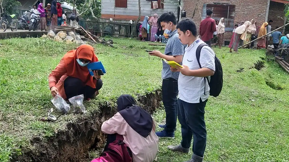 Fenomena Alam Tanah Bergerak Mencapai 1,5 Meter, Warga Lamkleng Tunggu Bantuan Tenda Pengungsian