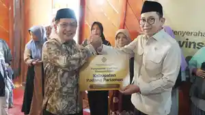 Menteri-Kebudayaan-RI-Fadli-Zon-menyerahkdn-d-Pariaman.jpg