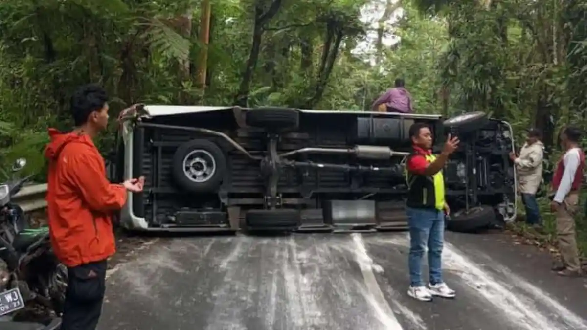 Isuzu Elf Rombongan Turis Dari China Terguling di Kawasan TWA Kawah Ijen Banyuwangi