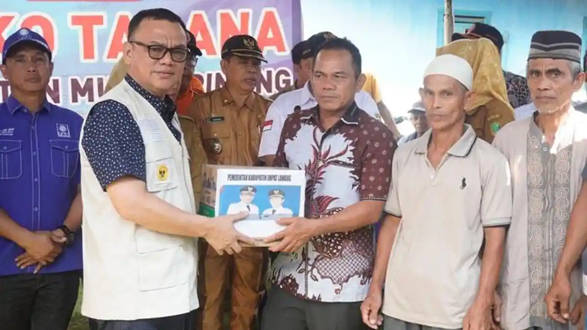 Pemkab dan DPRD Empat Lawang Salurkan Bantuan Korban Kebakaran di Desa Talang Benteng - Sripoku.com