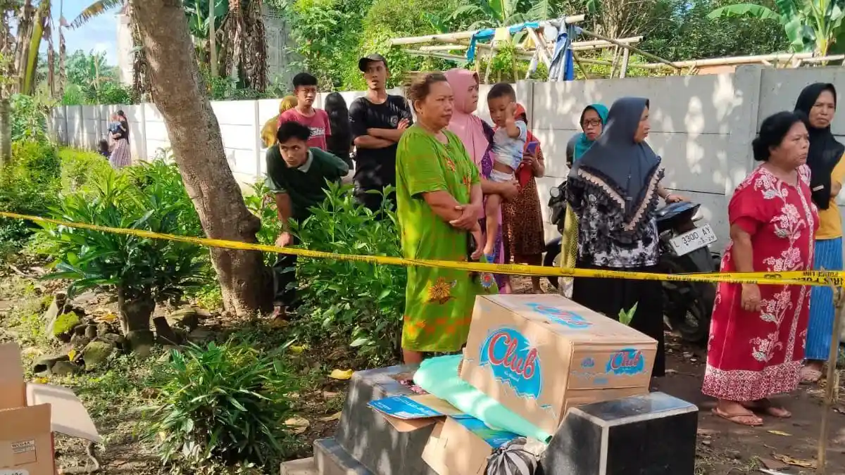 Jasad Bayi Laki-Laki dalam Kardus di Atas Makam Hebohkan Warga Jember