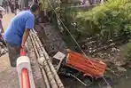 truk-pasir-kecelakaan-terpersok-ke-sungai-logung-kudus.jpg