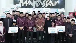 2026-05-09-Munafri-Arifuddin-didampingi-Melinda-Aksa-menyerahkan-bonus.jpg
