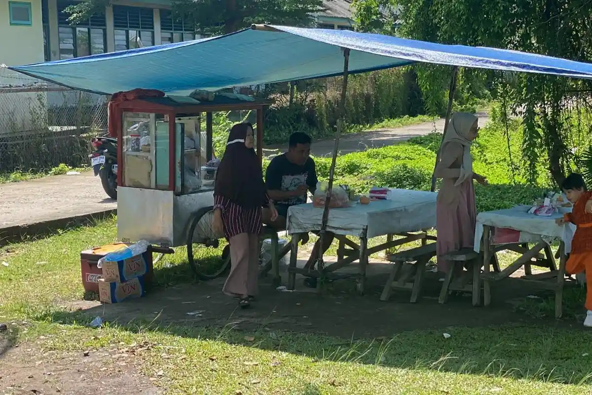 Kisah Pakde Markam, Penjual Bakso Kaki Lima Legendaris di PALI, Sudah Berjualan Sejak 43 Tahun Lalu