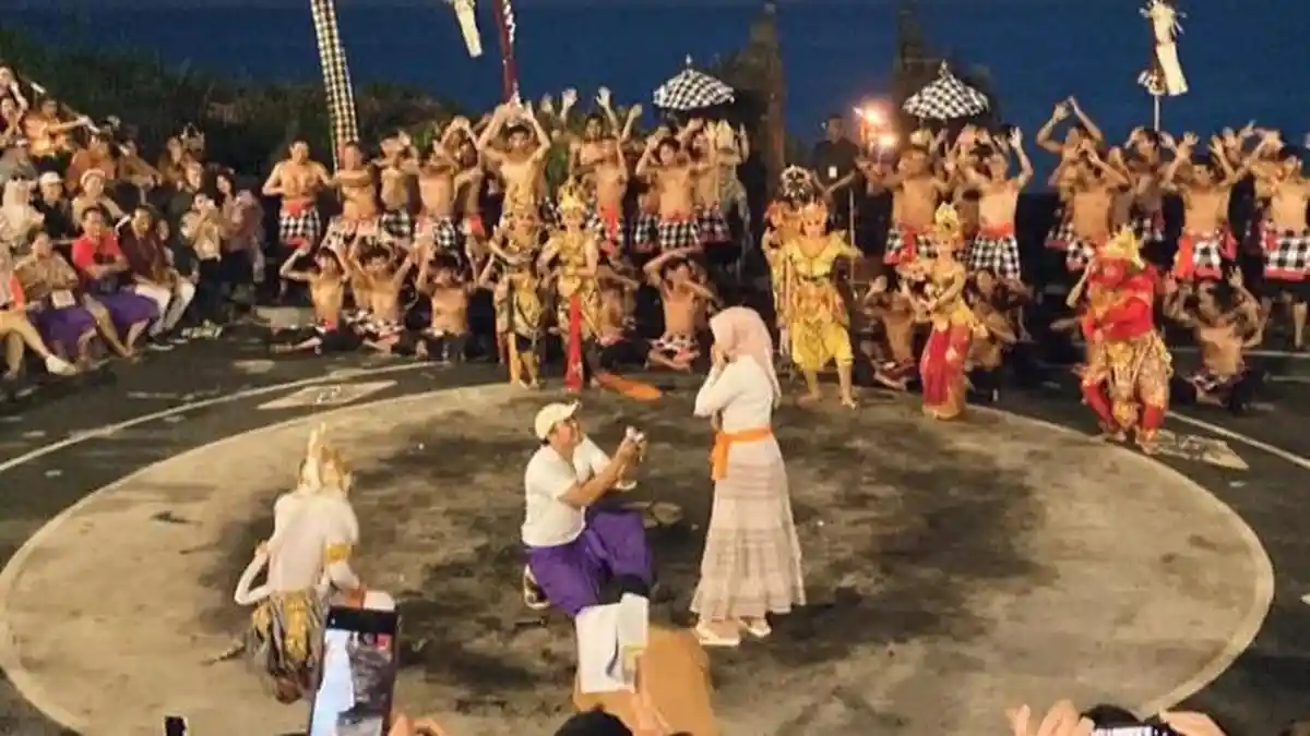 Romantis! Detik-detik Pria Lamar Pacarnya saat Nonton Tari Kecak di Bali, Berlutut Beri Cincin