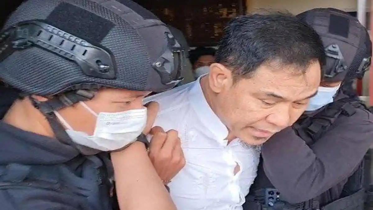 Pintu Gerbang Menuju Rumah Munarman Diportal, Dijaga Ketat Petugas Keamanan