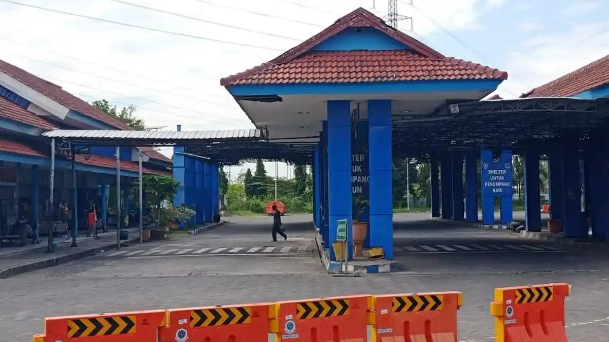 Terminal Kertajaya Mojokerto Ditutup Sementara, Penumpang Naik Turun Bus dari Pinggir Jalan