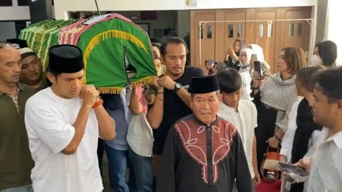Tangis Ibnu Jamil Pecah di Samping Jenazah Sang Ayah, Ririn Ekawati Berusaha Menguatkan