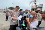 Polres Konawe Bagikan Puluhan Helm Gratis saat Pengamanan Nataru di Unaaha, Imbau Tertib Lalulintas