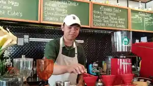 Potret-barista-menyeduh-kopi-Pinogu.jpg