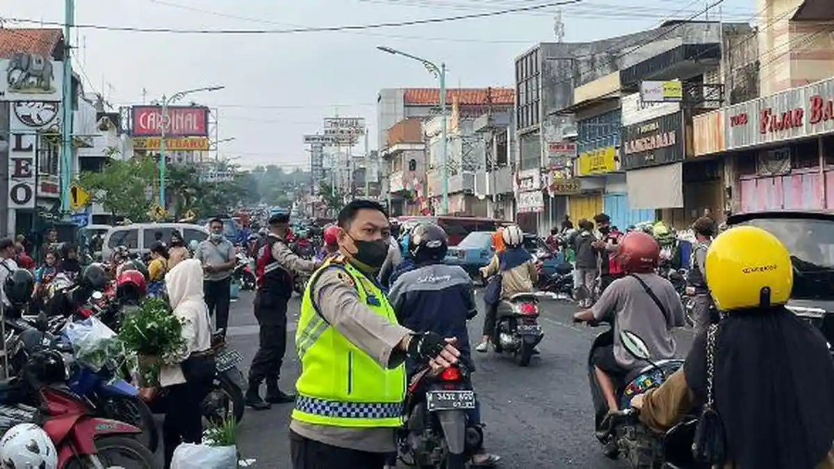 Kapolres Salatiga Terjun Langsung Bantu Warga Menyeberang Jalan