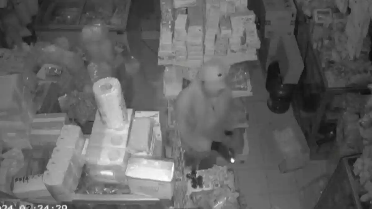 Terekam CCTV Komplotan Maling Bobol Toko di Pasar, Angkut 2 Karung Rokok