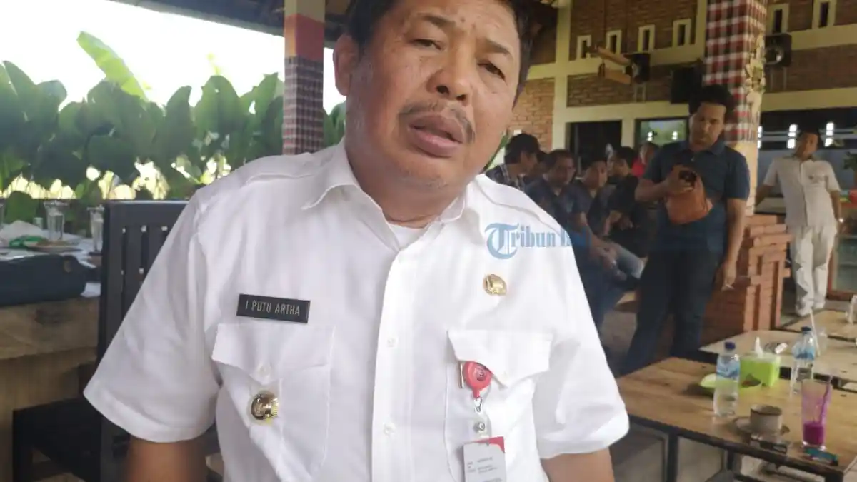 Bupati Jembrana Minta Bendesa Aktif Data Warga, Tindaklanjuti Kasus Transmisi Lokal Desa Berangbang