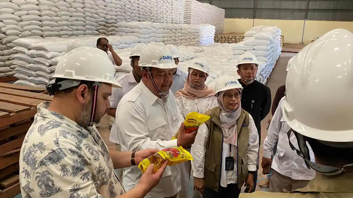 Sidak Gudang Bulog Cimohong, DPR RI Kaget Plastik Beras Masih Impor