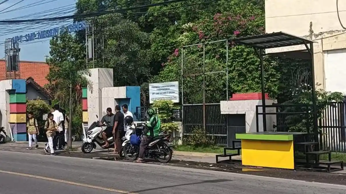 Halte Transjatim Baru Terpasang di Depan SMPN 5 Gresik, Permudah Akses Transportasi Warga