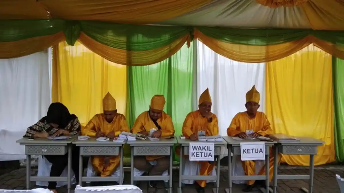 Wow, Petugas TPS di Medan Ini Kesemuanya Mengenakan Pakaian Adat Melayu