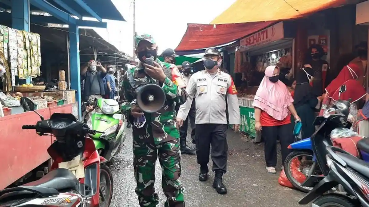Bawa Pengeras Suara, Danramil 04 Bojonggede Keliling Pasar Imbauan Warga dan Pedagang Patuhi Prokes