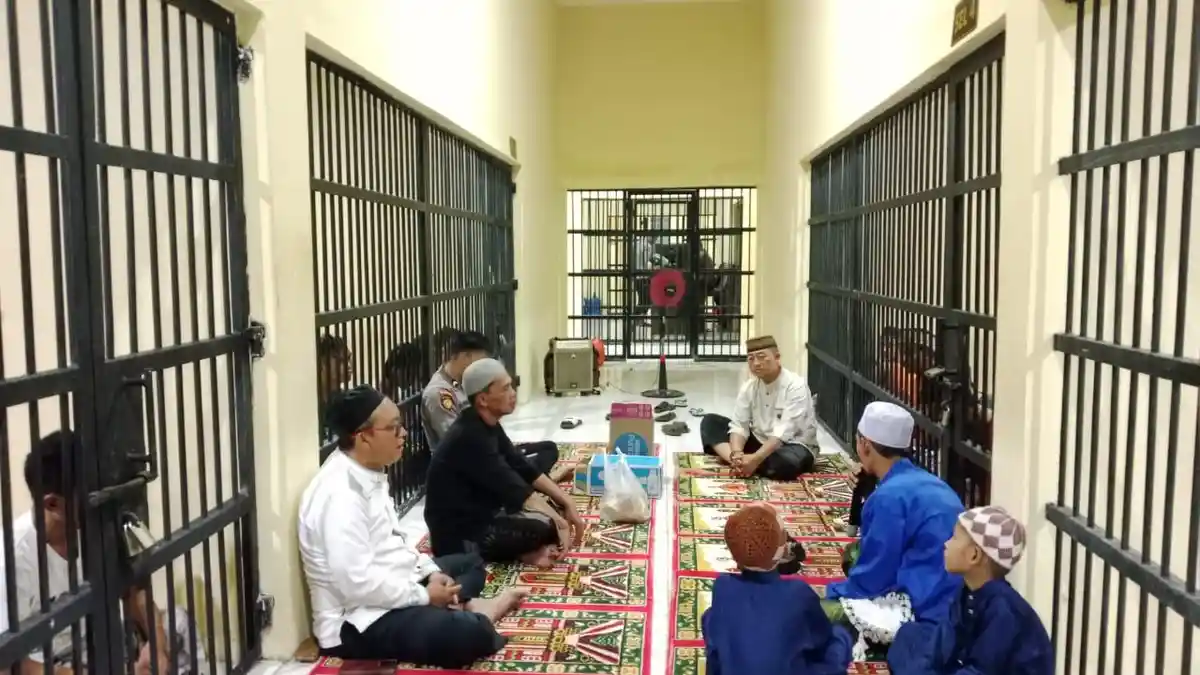 Para Tahanan di Polres Bangka Barat Diceramahi Ustaz Memperbaiki Diri Jadi Lebih Baik