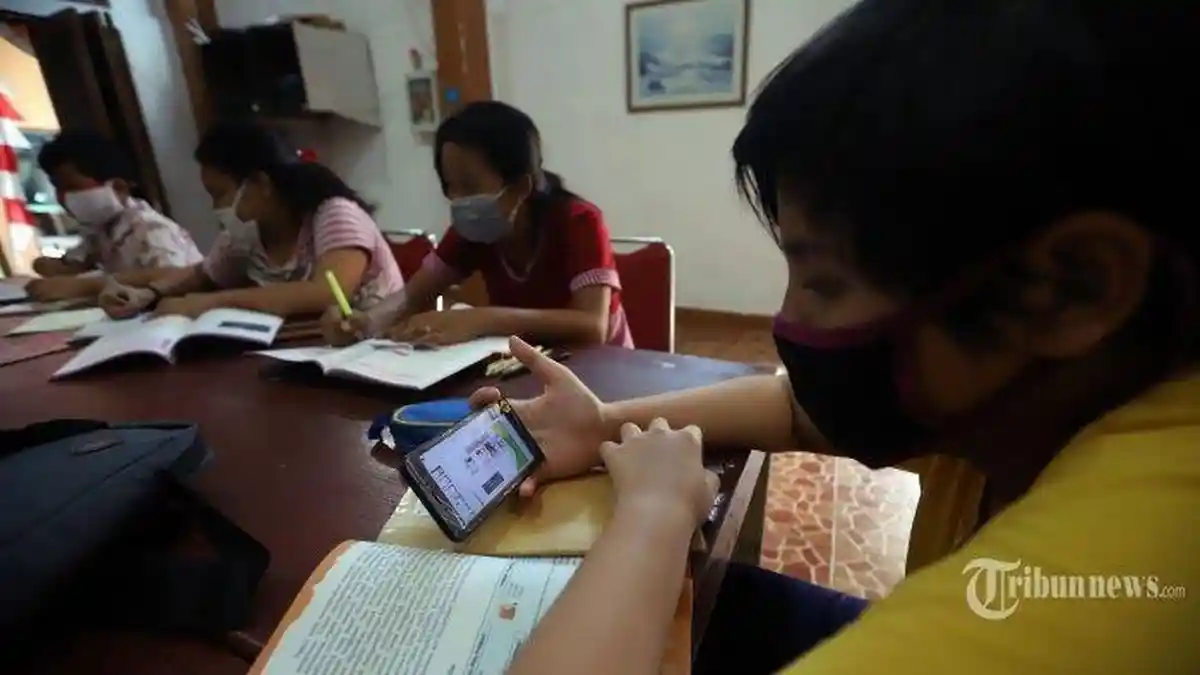 Dinas Pendidikan Berikan Kuota Internet Gratis untuk Siswa SD dan SMP di Sampang, Gandeng Telkomsel