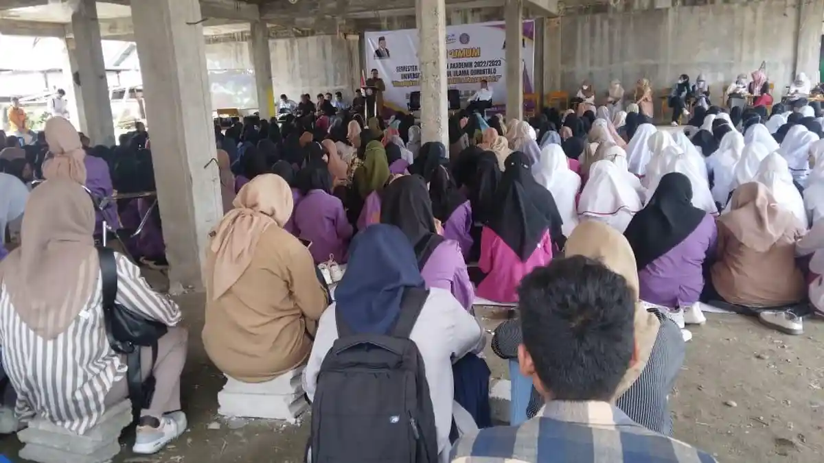 Terima Kuliah Umum dari Wali Kota Gorontalo, Ratusan Mahasiswa UNUGo Duduk Beralaskan Spanduk Bekas