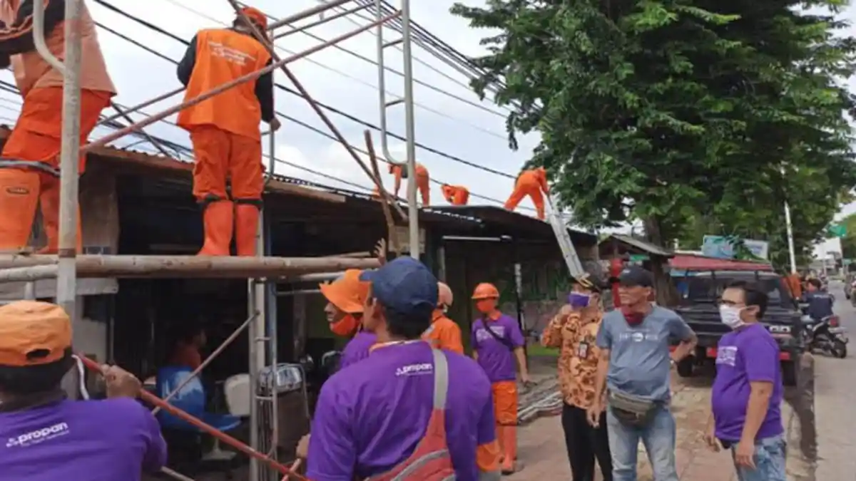 PT Propan Raya Mewarnai Atap Rumah Warga di Sekitar Fly Over Tapal Kuda