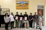 Tiga-orang-tersangka-megang-kertas-diduga-agen-pengiriman-pekerja-migran-Indonesia.jpg