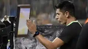 Wasit-Luis-Quiroz-mengecek-tayangan-VAR.jpg
