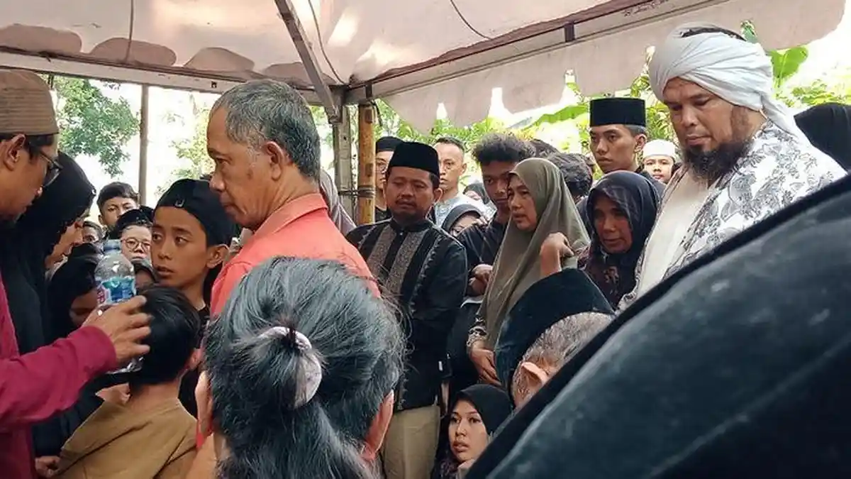 ''Wox Sabar,'' Isak Tangis Warnai Pemakaman Putra Eks Drummer Matta Band di Sumedang