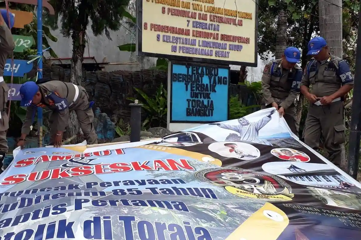BREAKING NEWS: Satpol PP Tana Toraja Mulai Tertibkan Baliho Caleg Penyiksa Pohon