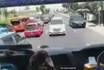 jangan-ditiru-detik-detik-bus-nekat-melawan-arus-hindari-macet-sopir-bus-minta-maaf_20181009_193531.jpg