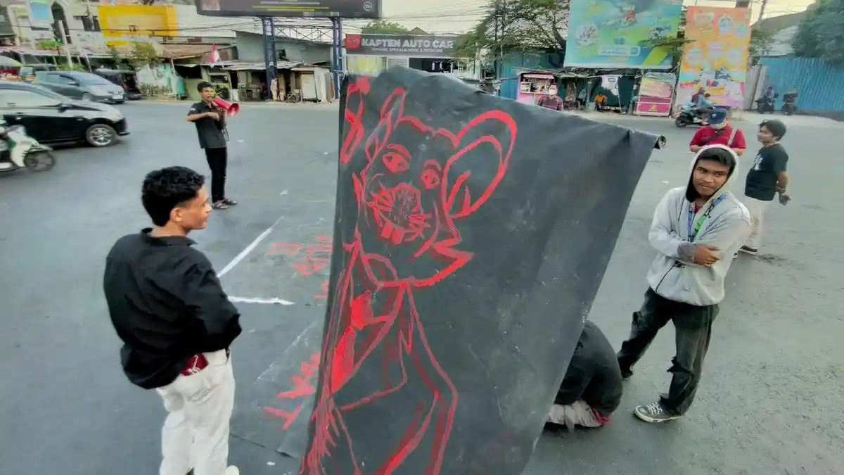 Solidaritas Gerakan Tolak Tarif PBB-P2 Pati dan Bone, Mahasiswa Makassar Macetkan Jl Sultan Alauddin