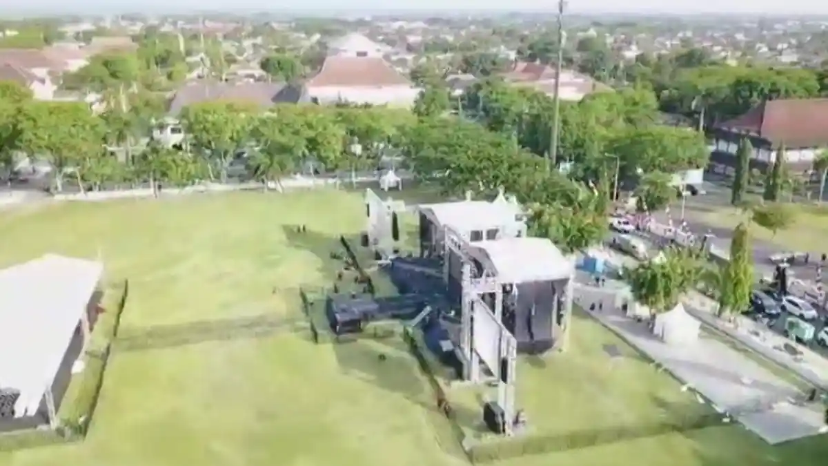 Penggemar Via Vallen dan Nella Kharisma Mulai Berdatangan ke Alun-alun Karanganyar