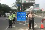 polisi-tutup-pintu-tol_20180801_130619.jpg