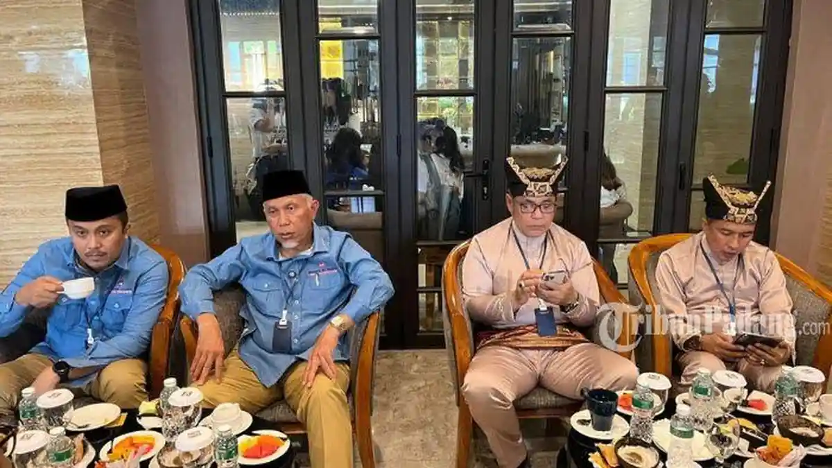 Jelang Pengundian Nomor Urut Cakada Sumbar: Mahyeldi-Vasco Pakai Peci, Epyardi-Ekos Kenakan Deta 