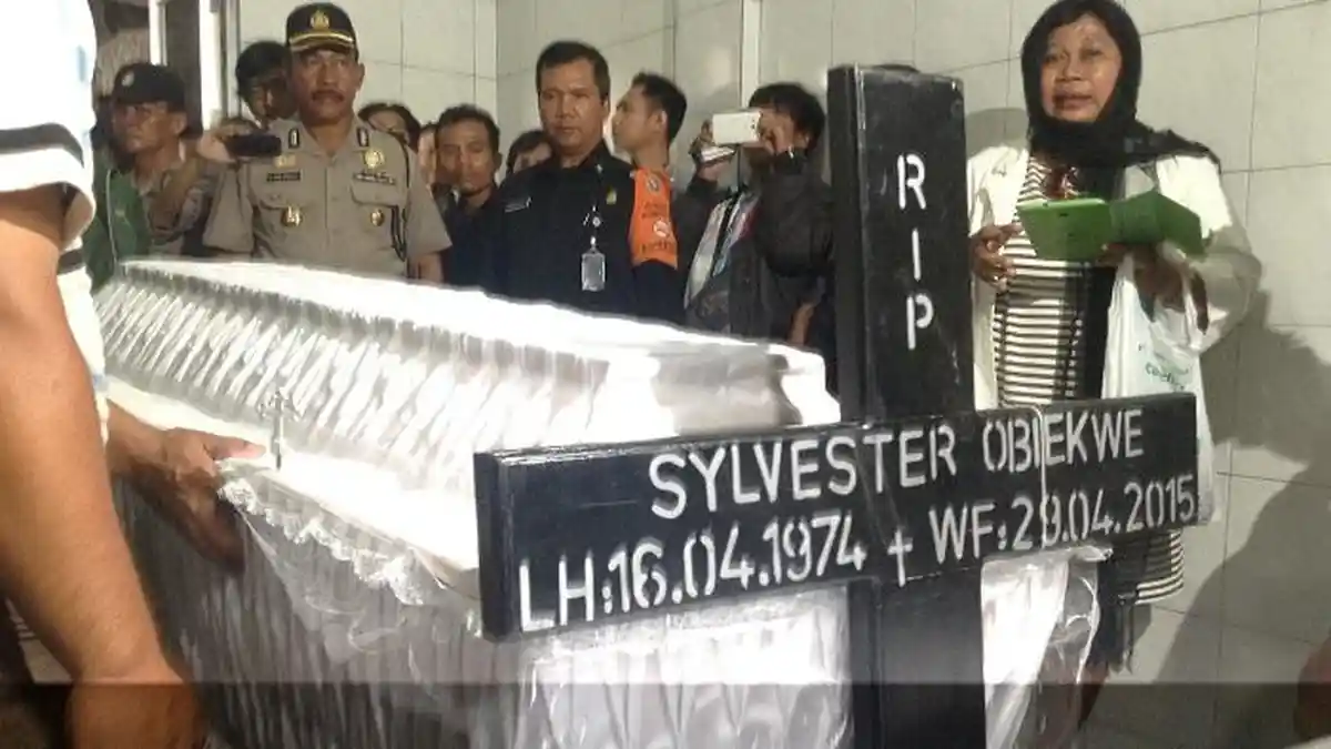 Istri Dampingi Jenazah Sylvester Obiekwe Nwolise