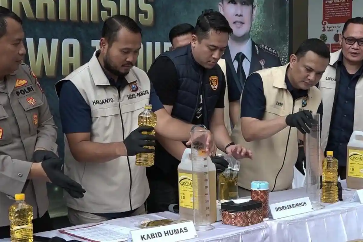 Polda Jatim Gerebek Dua Pabrik MinyaKita Palsu, Modusnya Mencatut Label dan Kurangi Takaran