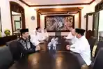 Pertemuan-Prabowo-Subianto-dan-Jokowi-berlatar-lukisan-Jokowi-Minum-Jamu.jpg