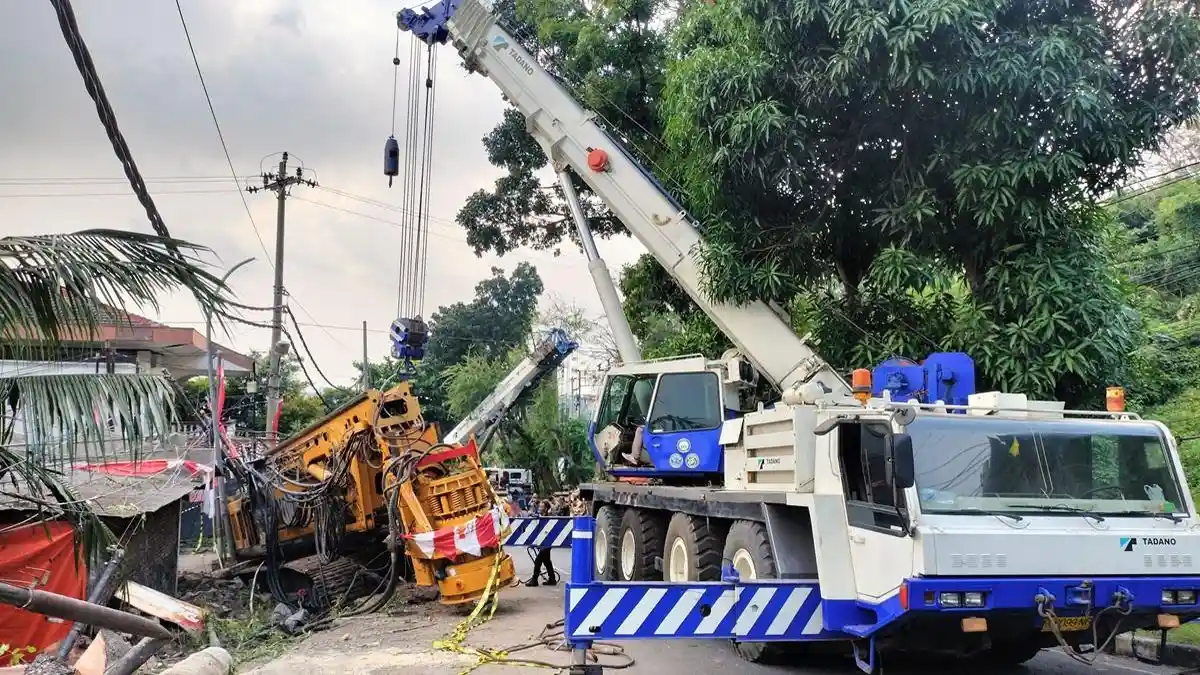 Evakuasi Dramatis Alat Berat 70 Ton yang Terguling Menimpa Rumah di Gombel Lama Semarang