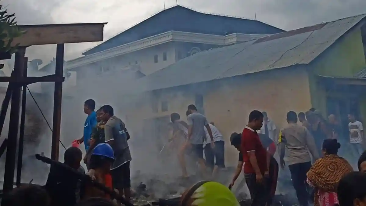BREAKING NEWS Dua Rumah Warga di Merlung Hangus Terbakar